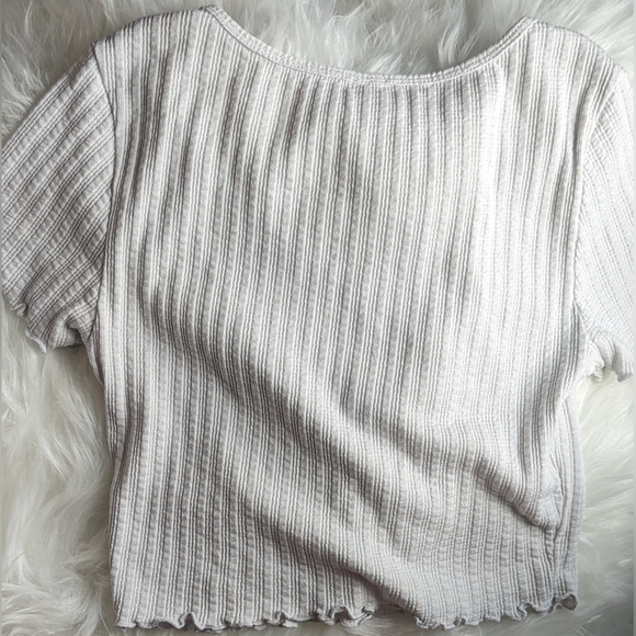NWOT BP. white ribbed scalloped hemlines scoop 3 silver snap buttons baby tee - Picture 2 of 9